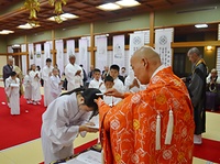 得度者の髪に剃刀を当てる山川管長