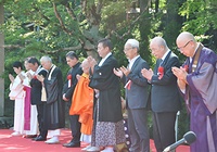 世界平和を祈り黙祷する諸宗教の代表者