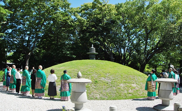 原爆供養塔を囲んで全国の名水が注がれた