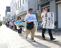 奈良市の三条通りを歩く宗教者ら