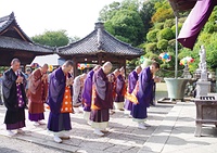 原爆投下時刻に黙祷を捧げる僧俗