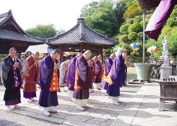 原爆投下時刻に黙祷を捧げる僧俗