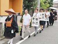 都内を巡礼する宗教者と市民