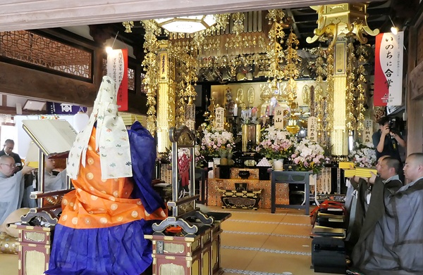 日澄の坐像と位牌を安置して行われた700遠忌法要