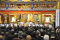 祈願本堂で大法要を営み、本尊・久遠実成阿弥陀如来と小倉開祖に報恩感謝を捧げた