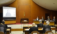 佐藤氏と市川氏（オンライン）の講義後に意見を交わした