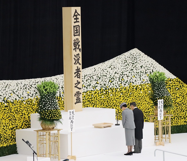 黙祷する天皇、皇后両陛下