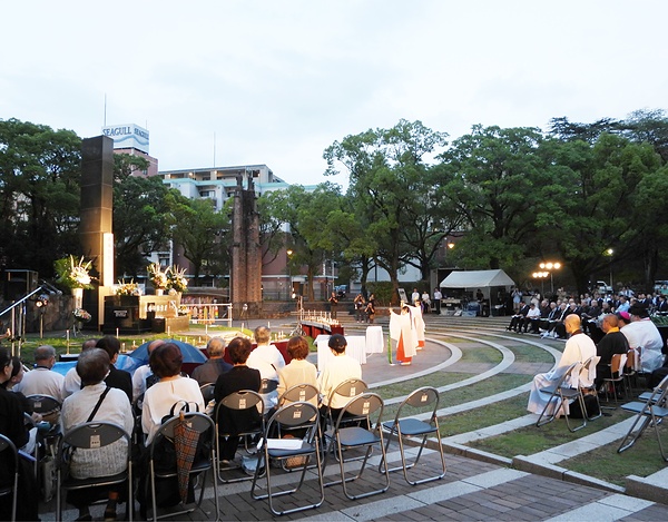 鎮西大社諏訪神社の巫女による浦安の舞など、各宗教により慰霊の祭儀が営まれた