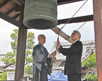 正午、佐藤市長と藤上住職が鐘を撞き平和を祈った