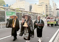 広島市内を歩く中垣氏（左）と前田氏（中央）＝前田氏提供