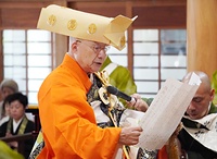 天下安穏なることの実現を願う表白を読み上げる柴田法主