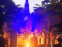 佐藤貫首を導師に営まれた柴燈護摩と青くライトアップされた仏舎利塔