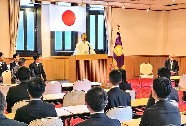 閉講式で挨拶する大塚宮司
