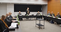 審議会で挨拶をする野口宗務総長