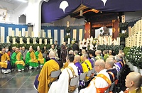 東京都仏教連合会に加盟する各地区仏教会の代表らが出仕し追悼の祈りを捧げた