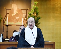 挨拶する今川宗務総長