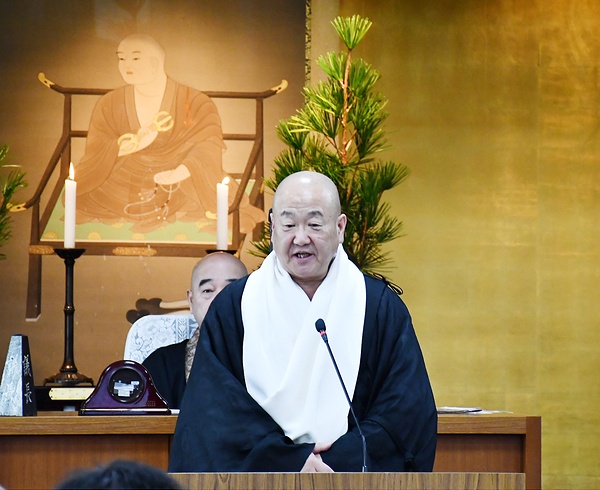 挨拶する今川宗務総長