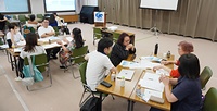 プログラムについての議論を重ねるセミナー参加者ら