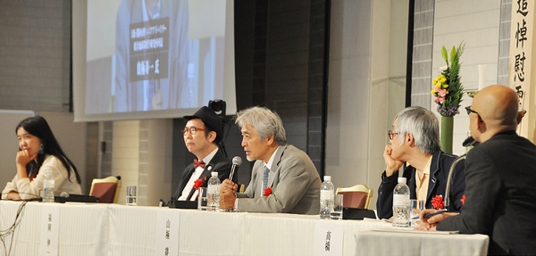 命や平和について議論し合う山極氏ら