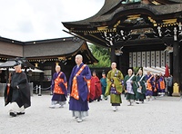 並んで本殿へ向かう神職と僧侶ら