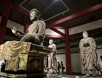 左手前は弥勒如来坐像。右手前から無著・世親両菩薩立像