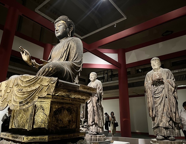 左手前は弥勒如来坐像。右手前から無著・世親両菩薩立像