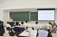 16日の特別フォーラムでは大倉准教授が調査の中間報告を行った（龍谷大大宮学舎）