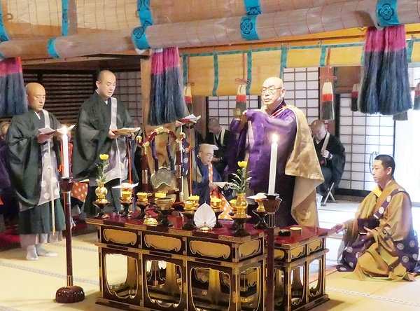 晋山式の礼盤に登る柴田新門主