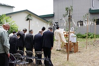 参道脇の森に囲まれた一画を浄域として6月に地鎮祭が斎行された＝北見神社提供