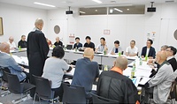 佛教会会長らの活動実績を聞く市役所担当者ら