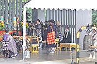 終戦80年に当たり追悼法要に臨む大谷門主（中央）