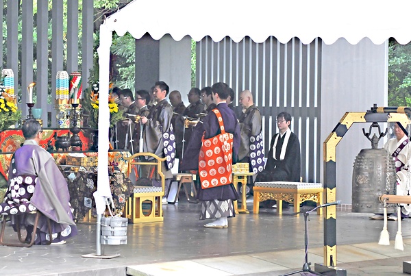 終戦80年に当たり追悼法要に臨む大谷門主（中央）