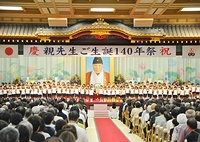 開祖の尊影前で散華する「報恩お誓い」のお勤め