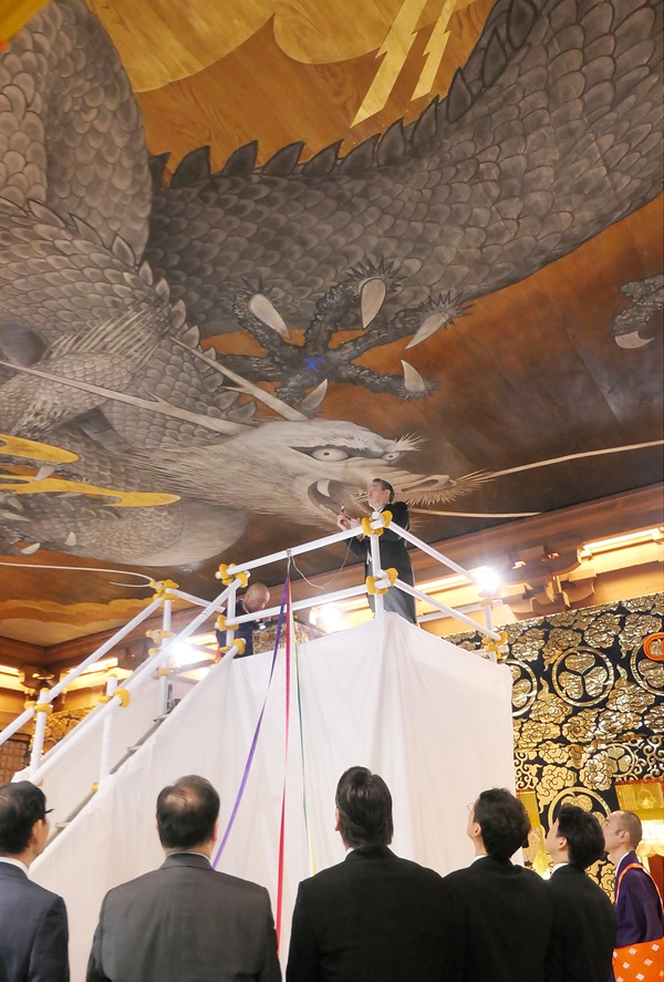 信徒と結ばれた筆で開眼された「叡嶽双龍」