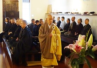 寺院内での坐禅の様子