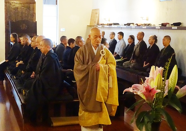 寺院内での坐禅の様子