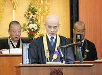 議案の提案理由を説明する川中総長