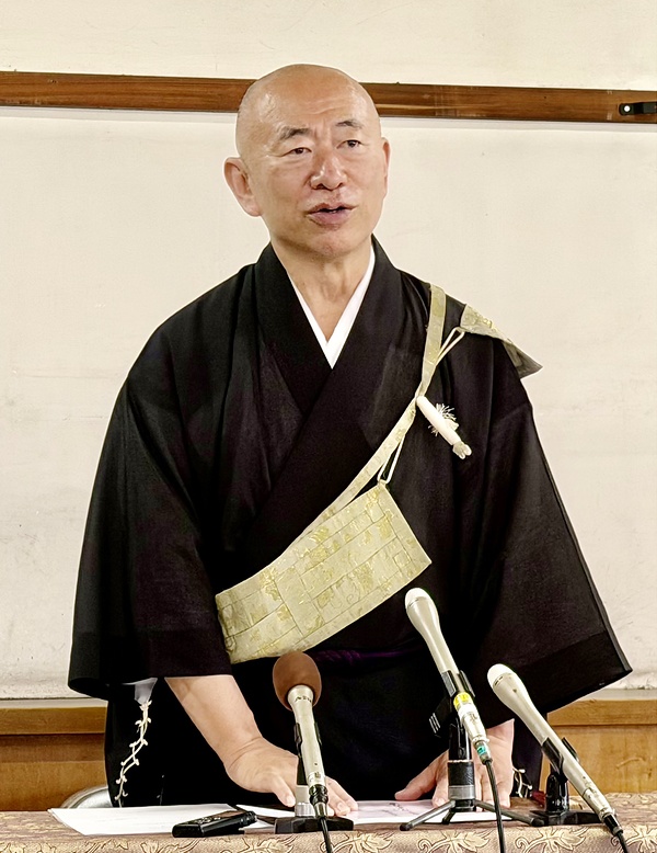 就任会見で「現代社会に薬師如来のお力で心の安らぎを広めていきたい」と話す生駒新管主