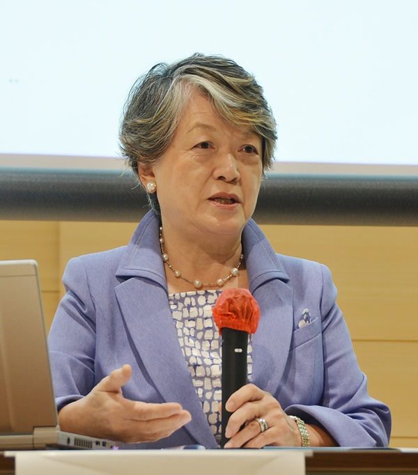 大学改革の構想を説明する竹安学長