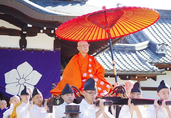 輿に乗り金堂へ向かう吉田化主