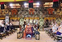 天井絵「叡嶽双龍」の題字（写真左奥）を掲げて営まれた慶讃法要
