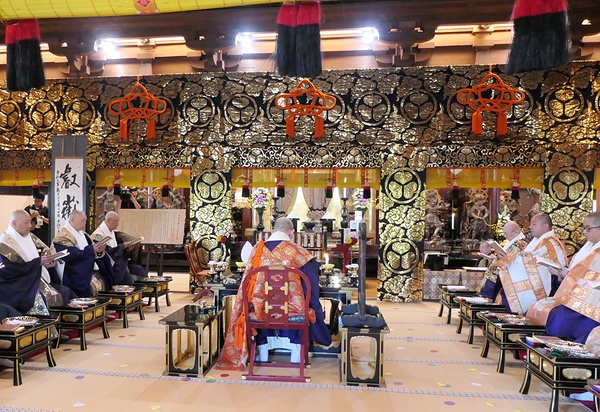 天井絵「叡嶽双龍」の題字（写真左奥）を掲げて営まれた慶讃法要