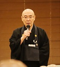 閉会後の挨拶に立つ服部秀世宗務総長