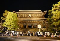 大みそかの知恩院三門前の長蛇の列。参拝者はここから大鐘楼まで約800㍍歩く＝知恩院提供