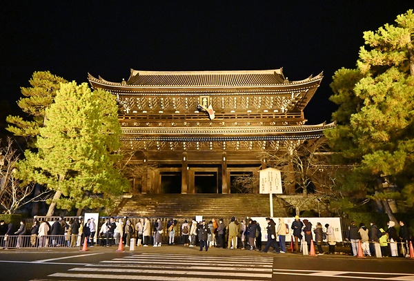 大みそかの知恩院三門前の長蛇の列。参拝者はここから大鐘楼まで約800㍍歩く＝知恩院提供