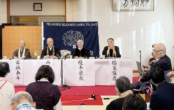 宗教者の戦後責任について語り合う宗教者と日本被団協の田中煕巳代表委員(右)
