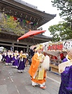 山門をくぐり開山堂に向かう宮林唱導師