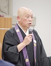 議員からの質問に答える三神宗務総長