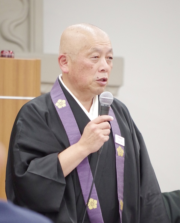議員からの質問に答える三神宗務総長