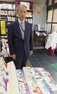 六代襲名のお祝いムードに包まれる法藏館書店にて。七兵衛氏の手前は平積みされた法藏館文庫